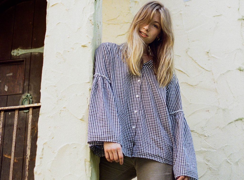 Kate-Bollinger-lanza-A-Word-Becomes-a-Sound-y-su-sencillo-Grey-Skies