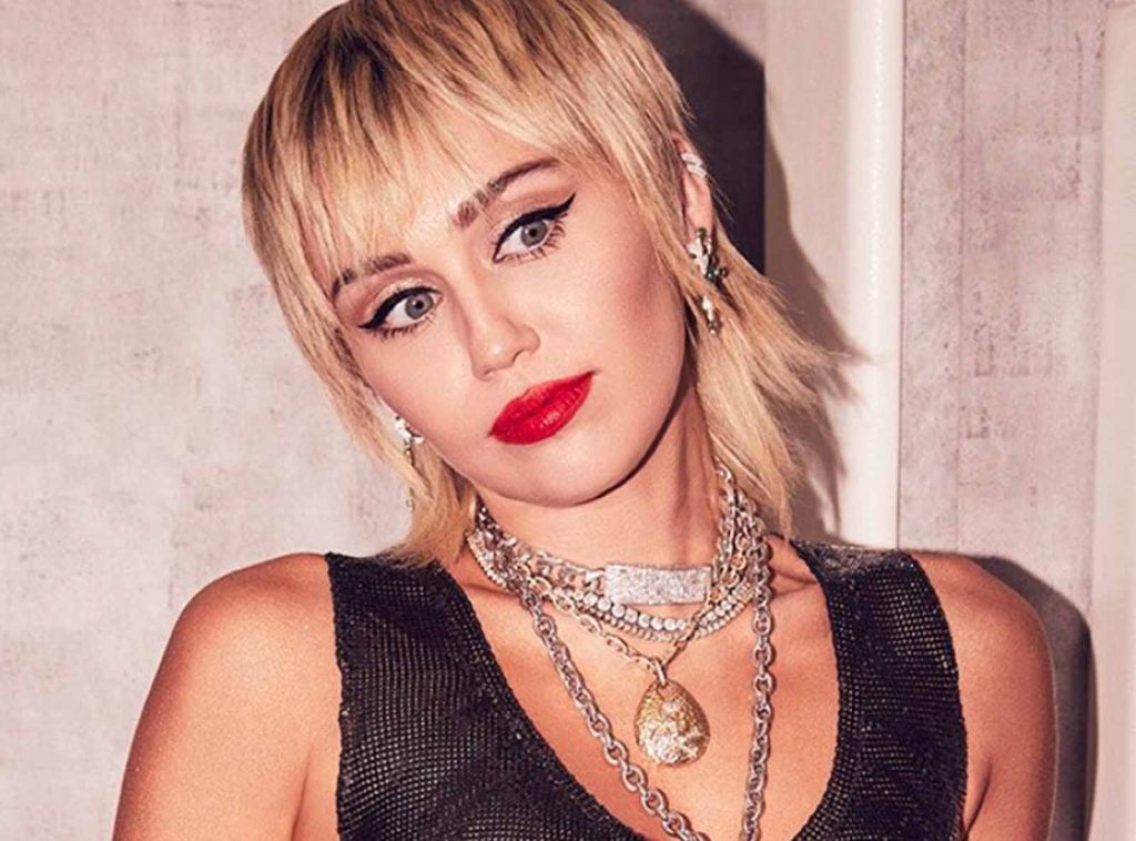 Miley-Cyrus-se-presenta-en-The-Tonigh-Show-con-un-cover-de-Hall-&-Oates