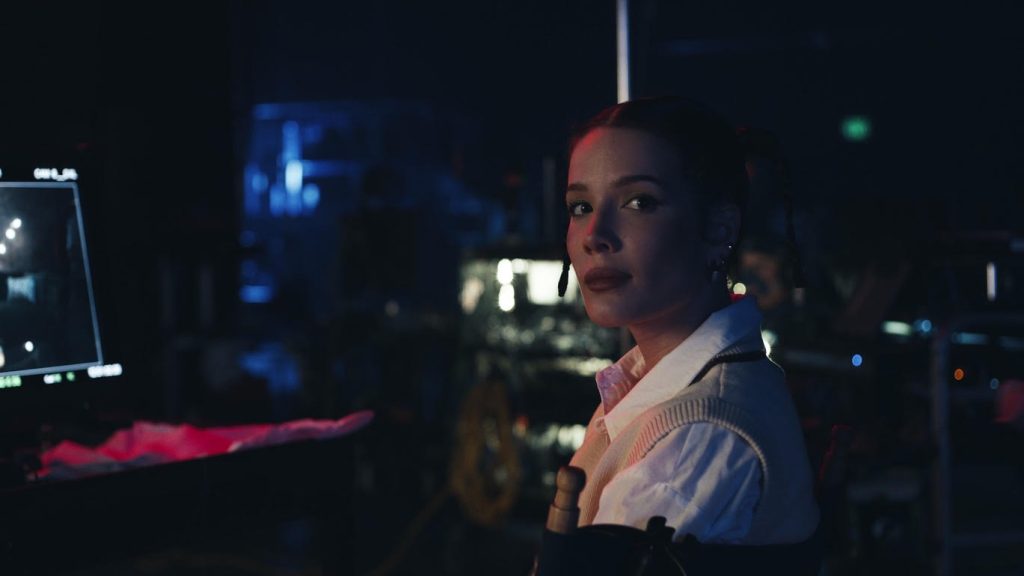 HALSEY estrena el video de su nuevo sencillo "So Good"   por Alev Aydin