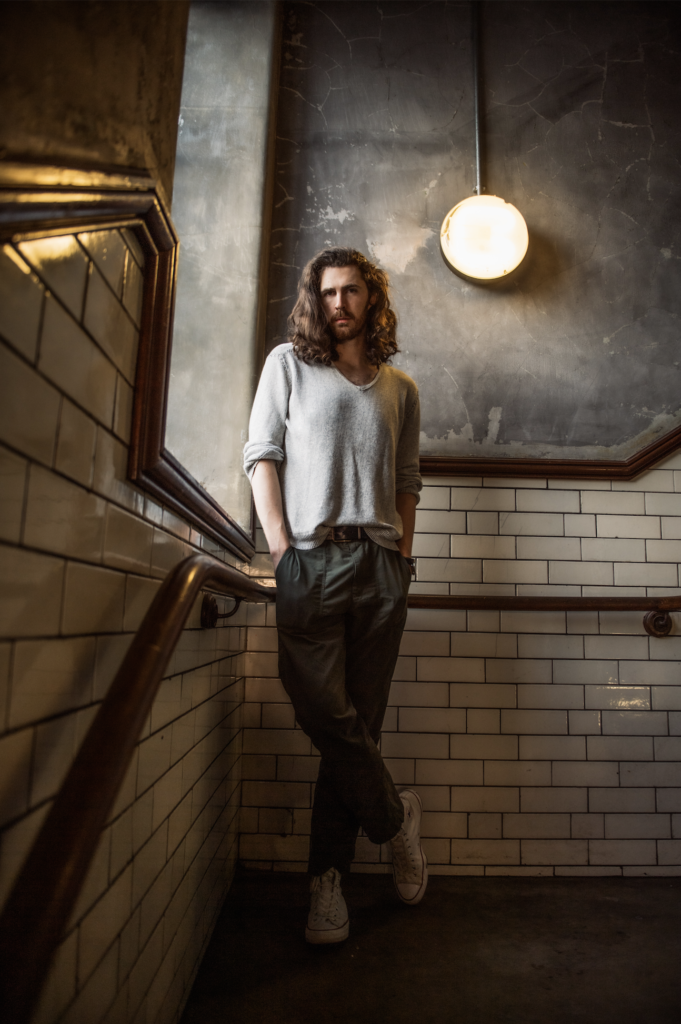 Hozier lanza el segundo set de canciones inéditas en "Unaired"  