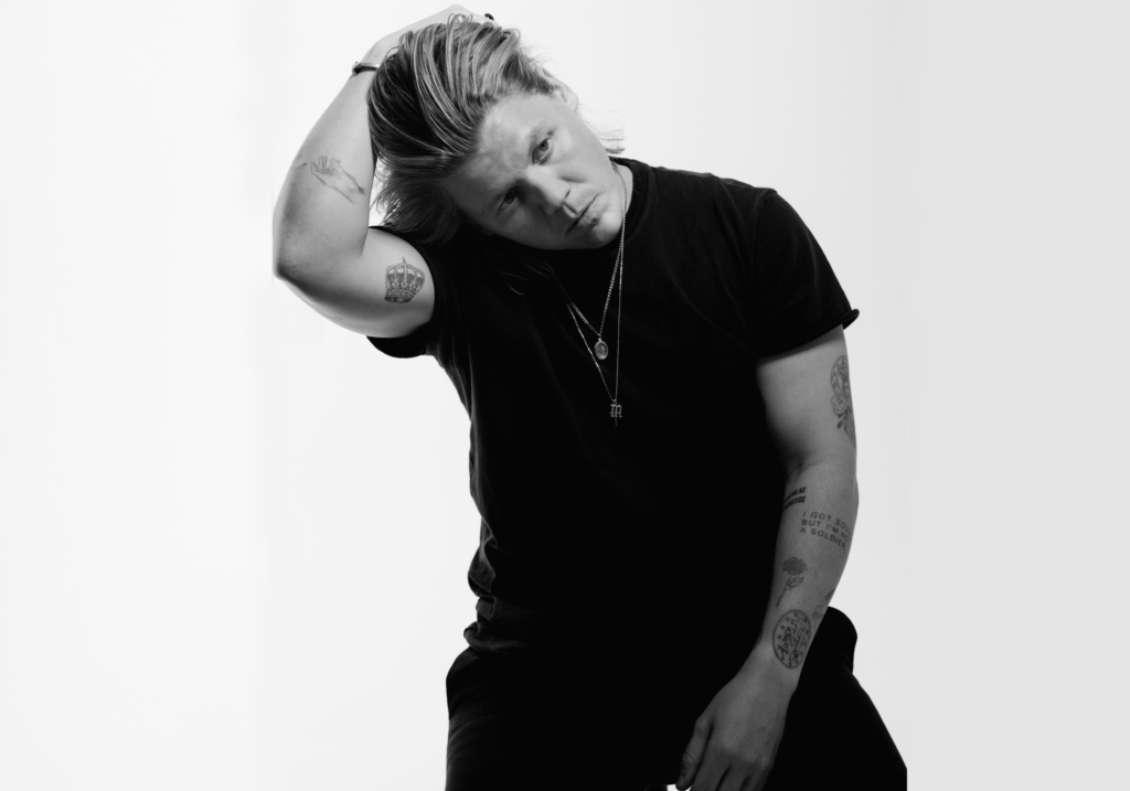 Conrad Sewell presenta su nuevo sencillo "Different Kind Of Love"