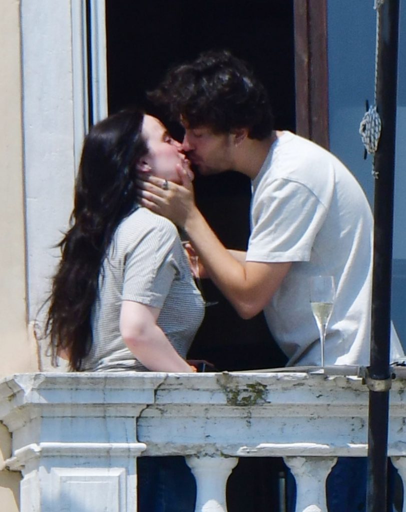 billie eilish y nat woff besandose en venecia